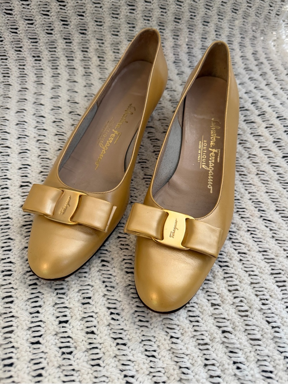 Vintage Salvatore Ferragamo Gold Vara Bow Italian Leather Pump Heels Women Sz 8